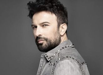 نجم تركي يوقف حفله احتراما للأذان (فيديو)