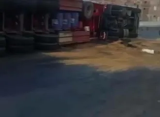 دون ضحايا.. انقلاب «تريلا» محملة بأطنان من القطن على الطريق الدولي غرب الإسكندرية (صور)