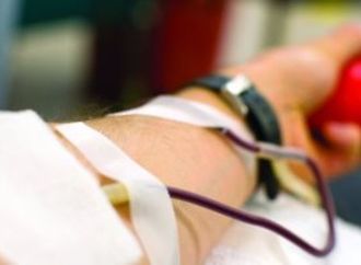 طبيب يفند أشهر 4 خرافات عن التبرع بالدم.. ويؤكد: آمن تماما للأصحاء