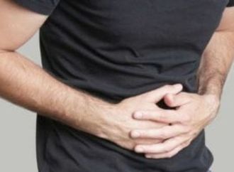 متى يكون ألم المعدة مؤشر خطر.. علامات تستدعى سرعة التدخل الطبى