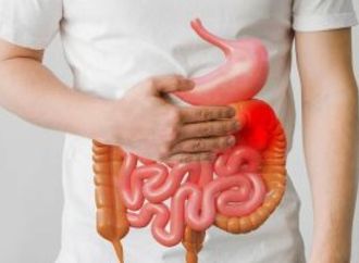 عادة غير صحية بعد تناول العشاء تزيد من خطر ارتجاع المرىء