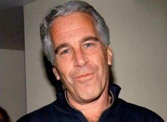 بسبب "شبح" المجرم الجنسي إبستين.. إلغاء صور الفصول الدراسية في مدارس أمريكية