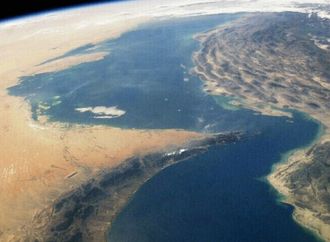 عُمان تجلي 25 من طاقم ناقلة نفط استهدفت قبالة مسندم قرب مضيق هرمز