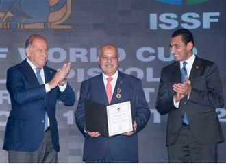 حازم حسني يتلقى أرفع وسام تكريمي من رئيس الاتحاد الدولي للرماية خلال افتتاح كأس العالم 2026