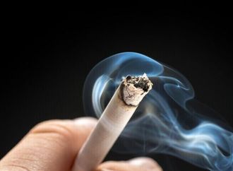 دراسة جديدة: التدخين يغير الجينات في شبكية العين ويزيد خطر فقدان البصر