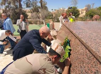 محافظ شمال سيناء يضع إكليل الزهور على النصب التذكاري للجندي المجهول بالعريش (صور)