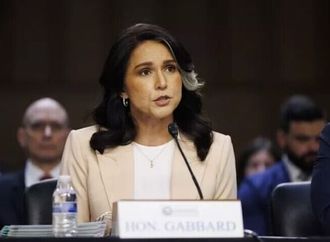 الخلاف على إيران هدد غابارد بالإقالة..  لماذا تراجع ترامب؟