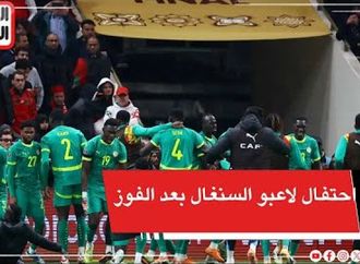 لاعبو السنغال يحتفلون مع الجماهير بعد الفوز على المغرب بكأس أفريقيا