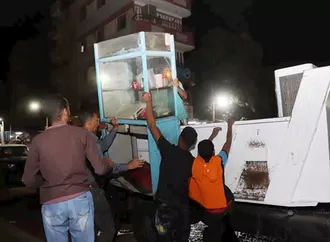 بالصور- غلق وتشميع 19 محلًا مخالفًا ورفع 283 حالة إشغال بأسوان