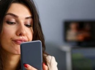 هل يسبب لك تأخر الرد على رسائلك كثيرا من الإزعاج؟ اعرف السبب النفسى