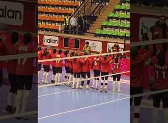 احتفال سيدات الأهلى مع الجماهير بعد الفوز الأول خلال مشوارهم الإفريقى