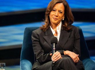 هاريس تشن هجوما على ترامب: جر أمريكا إلى حرب لا يريدها الشعب (فيديو)