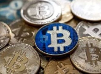 "بيتكوين" تتراجع دون 64 ألف دولار مع ارتفاع النفط وترقب مسار الفائدة الأمريكية