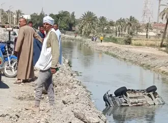 نهاية مأساوية لرحلة علاج.. وفاة مُسنة في انقلاب سيارة بمصرف بالفيوم