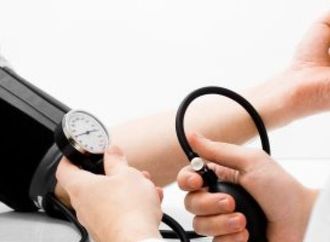 6 عادات صباحية تساعد في خفض ضغط الدم وتحسين صحة القلب