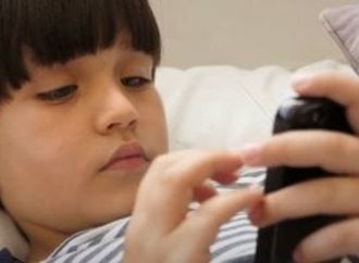 مع عودة المدارس.. 7 علامات تكشف إصابة طفلك بالأرق وطرق سهلة للعلاج