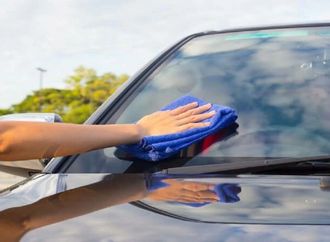 وداعًا لآثار البقع والضبابية.. طريقة بسيطة لتنظيف زجاج السيارة وإعادة لمعانه