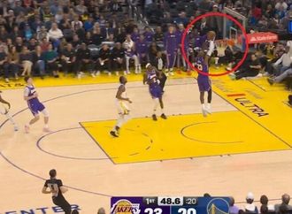 هذه المرة من "الابن للأب".. تاريخ جديد بين ليبرون جيمس ونجله (فيديو)