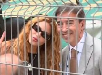 ما فوتش الفرصة.. مراسل يترك البث التليفزيوني ليلتقط صورة مع شاكيرا.. فيديو