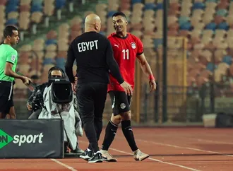 «بتلاعبه مجاملة».. رضا عبد العال يفتح النار على حسام حسن بسبب نجم منتخب مصر