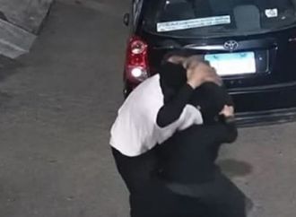 «سوبلكس» على طريقة المصارعة.. سيدة تتدخل لإنقاذ زوجها في مشاجرة بطوخ
