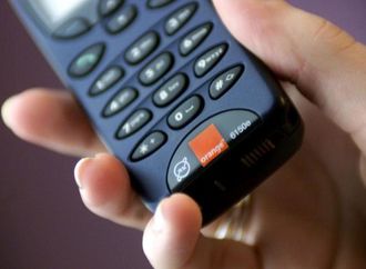 شباب أميركي يلجأ للهواتف القديمة للتخلص من الإدمان الرقمي واستعادة حياتهم