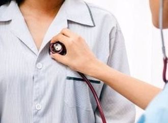 لماذا يطلب الطبيب حبس النفس أثناء الكشف بالسماعة.. دلالات الأصوات 