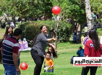 إقبال كثيف من الأسر على حديقة الأزهر للاحتفال بشم النسيم