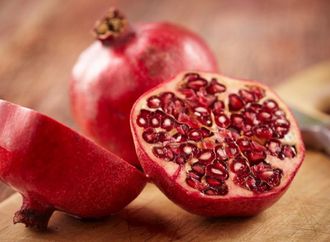 الرمان والتوت الأزرق.. أيهما أفضل لدعم صحة القلب؟