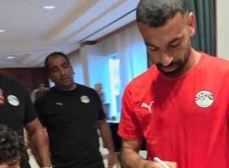 جبر الخواطر.. محمد صلاح يرسم البسمة على وجه طفل فلسطيني مصاب