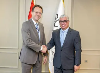 رئيس اقتصادية قناة السويس يستقبل سفير مملكة إسبانيا في مصر لبحث آفاق التعاون المشترك