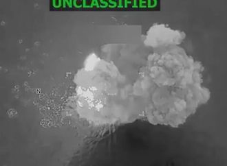 الولايات المتحدة تعلن استهداف قارب مخدرات في شرق المحيط الهادئ ومقتل شخصين (فيديو)