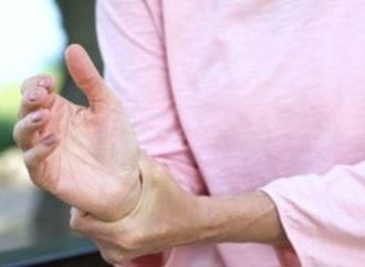 أول أيام طوبة.. لماذا تزداد آلام العضلات والمفاصل فى البرد؟ وكيف نخفف منها؟