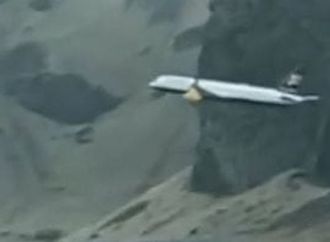 طيار "بوينج 757" يثير الذعر فى أيسلندا بعد تحليقه فوق المنازل بانخفاض خطير