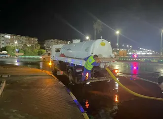 جهود مكثفة لسحب تجمعات مياه الأمطار من شوارع الغردقة في البحر الأحمر