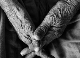 "المواد الكيميائية الأبدية" تسرّع الشيخوخة البيولوجية