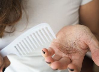 شحوب الشفاه وتساقط الشعر.. علامة قد تكشف نقص الحديد