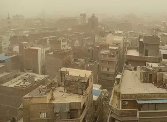 بالفيديو والصور- عاصفة ترابية تغطي سماء البحيرة وتحجب الرؤية الأفقية