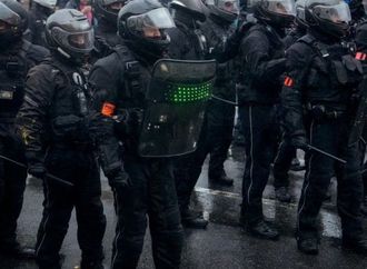 فرنسا تتأهب لاحتجاجات جديدة.. حظر تجول و70 ألف شرطي للتصدي للشغب