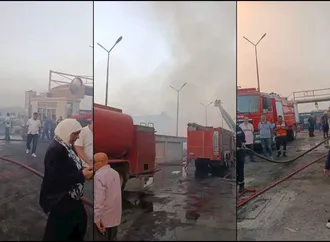 انتداب المعمل الجنائي لمعاينة حريق مصنع كرتون العبور.. والسيطرة الكاملة على النيران - صور