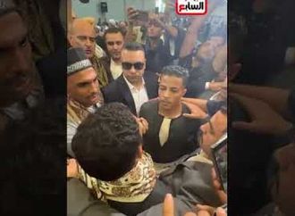 لحظة تحبس الأنفاس شاب يدخل حاملا الكفن لإنهاء خصومة ثأرية بين أبناء عمومة في قنا