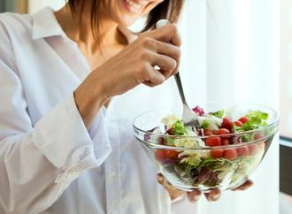 هل يمكن أن تسبب السلطة تسمماً غذائياً؟ تحذيرات من طفيلي معوي شائع
