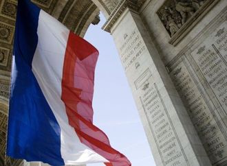 فيتش تخفض نظرة فرنسا إلى سلبية وسط عجز متسع واحتجاجات واسعة