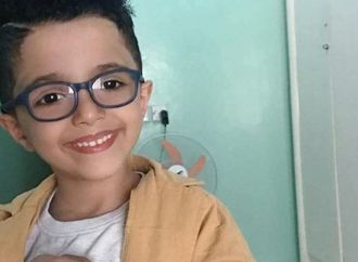 آلاف اليمنيين يشيعون جثمان طفل جرفته السيول في حادثة هزت الرأي العام