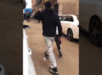 توافد أصدقاء وأقارب المطرب رضا البحراوي على منزله لمواساته فى وفـ اة والدته