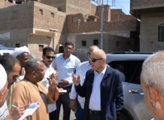 محافظ الأقصر يتفقد مشروعات الرصف ويشدد على سرعة تلبية مطالب المواطنين.. صور