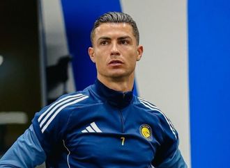 كم سعره؟.. إطلالة مميزة لكريستيانو رونالدو بطقم أحمر (صور)