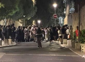 عشرات الحريديم يحاولون اقتحام مركز شرطة في القدس احتجاجاً على اعتقال متظاهرين
