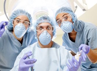 حالة طبية صادمة.. عدوى غريبة تجعل امرأة تعطس ديدانا من أنفها!