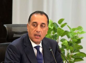 رئيس الوزراء يتقدم بالعزاء والمواساة لأسر ضحايا حادث الطريق الأوسطى